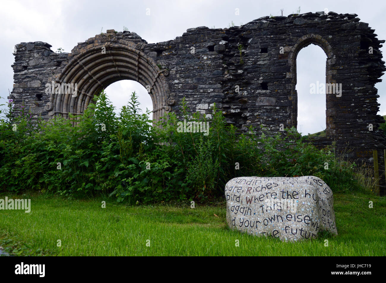 Parole di una poesia di Gwyneth Lewis inscritto in mosaico su un masso a Strata Florida Abbey, vicino Tregaron, Ceredigion, Galles Foto Stock