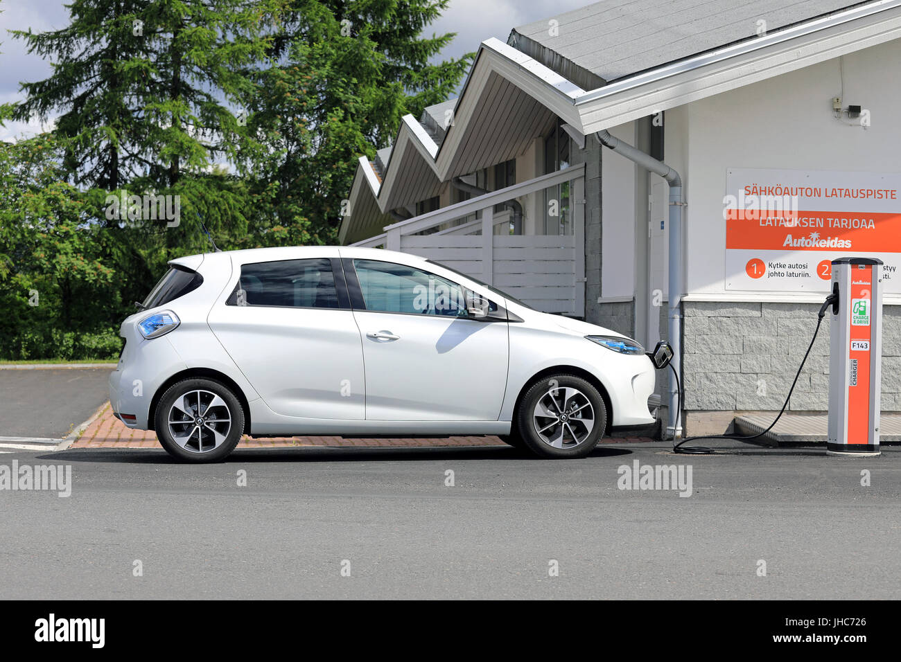 FORSSA, Finlandia - 23 giugno 2017: Bianco Renault Zoe ZE 40 auto elettrica è in fase di ricarica batteria presso una stazione di servizio. Le 5 porte hatchback ZE 40 ha una batteria Foto Stock