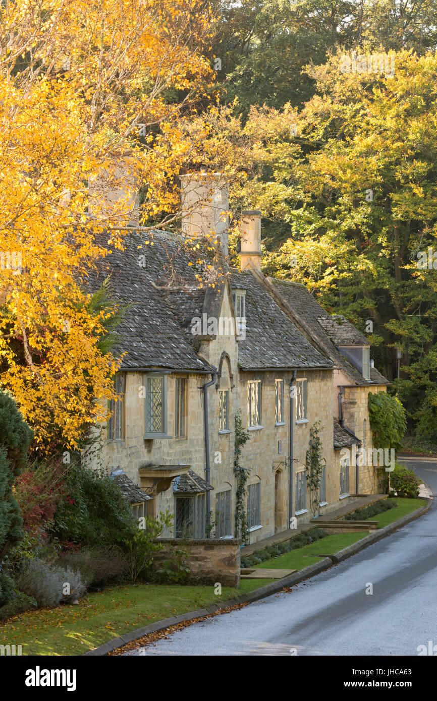 Linea di Cotswold cottage in pietra in autunno, ampia Campden, Cotswolds, Gloucestershire, England, Regno Unito, Europa Foto Stock