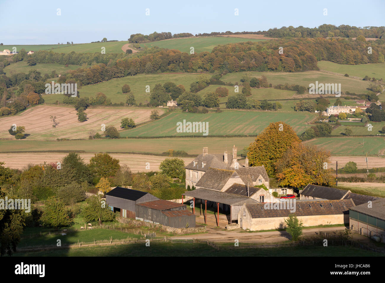 Vista su Wadfield farm e Cotswold terreni agricoli in autunno, Winchcombe, Cotswolds, Gloucestershire, England, Regno Unito, Europa Foto Stock