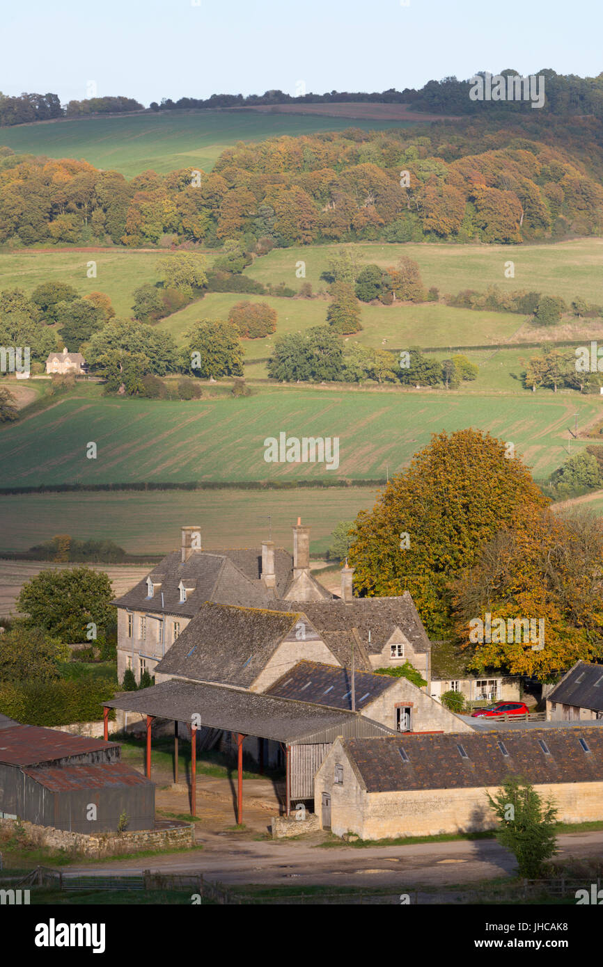 Vista su Wadfield farm e Cotswold terreni agricoli in autunno, Winchcombe, Cotswolds, Gloucestershire, England, Regno Unito, Europa Foto Stock