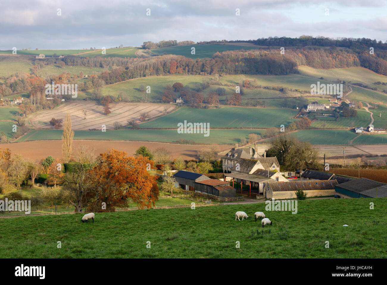 Vista su Wadfield farm e Cotswold terreni agricoli in autunno, Winchcombe, Cotswolds, Gloucestershire, England, Regno Unito, Europa Foto Stock