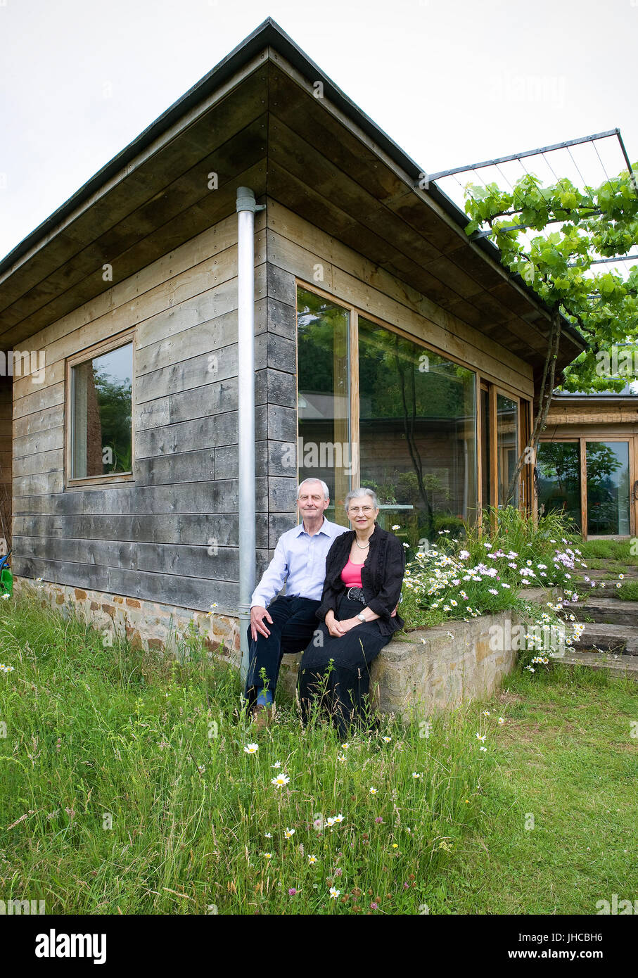 Immagine mostra Bill e Rosie Marshall in 2011 a casa loro Cobtun, Worcester una pannocchia cabina eco costruito nel 2001 da Birmingham Architetti Associati in 2 Foto Stock