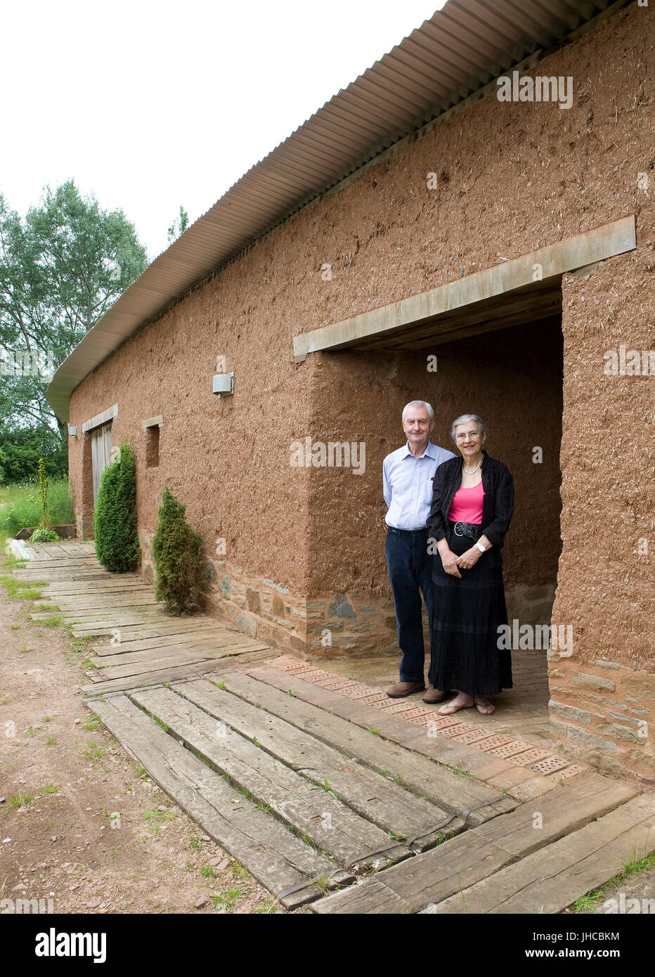Immagine mostra Bill e Rosie Marshall in 2011 a casa loro Cobtun, Worcester una pannocchia cabina eco costruito nel 2001 da Birmingham Architetti Associati in 2 Foto Stock