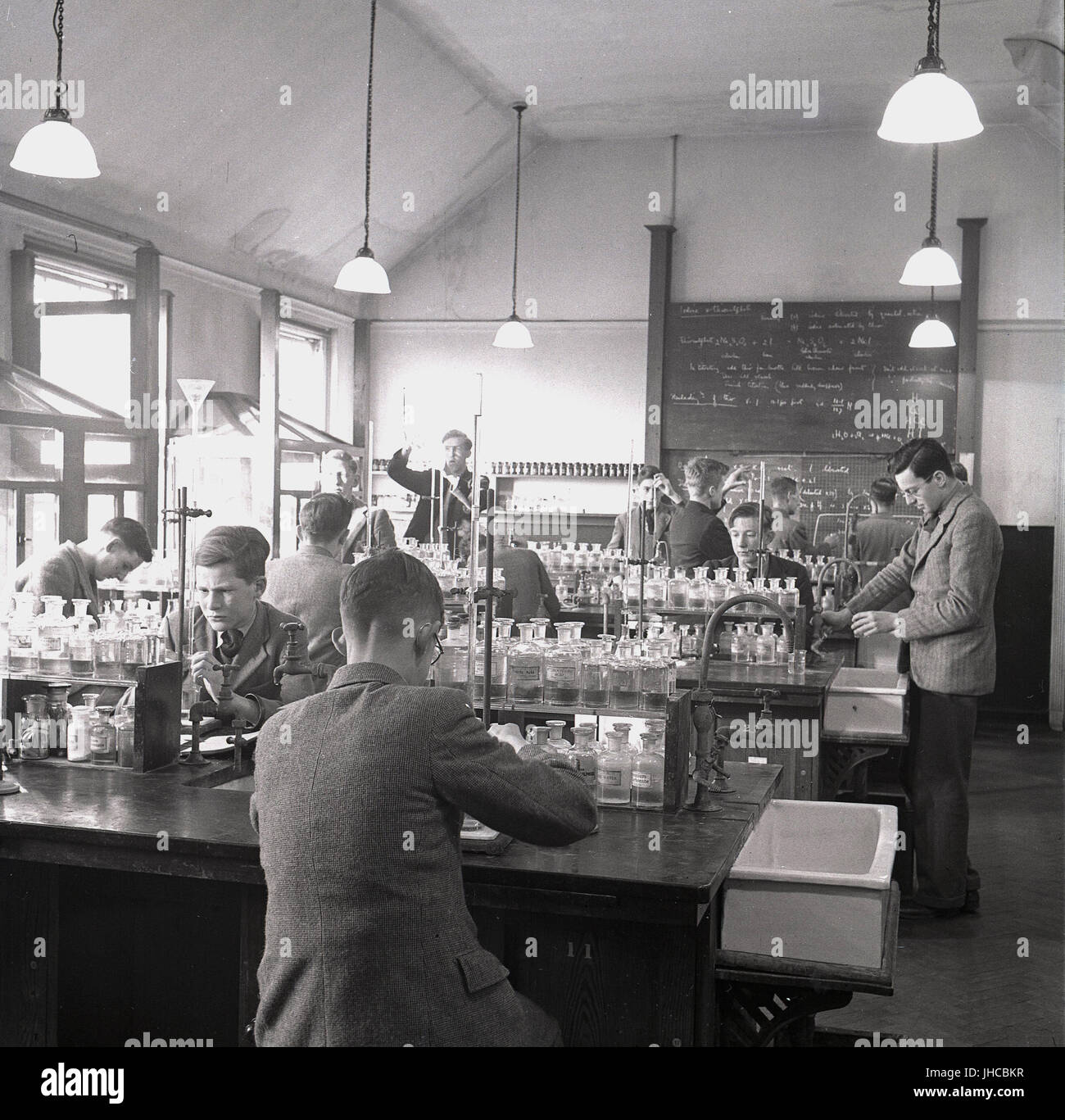 Degli anni Cinquanta, storico, scuola ragazzi facendo esperimenti di chimica in un fornitissimo Science Laboratory di Mill Hill School, un tradizionale britannica a pagamento solo boys boarding school nel nord di Londra, Inghilterra, Regno Unito. Foto Stock