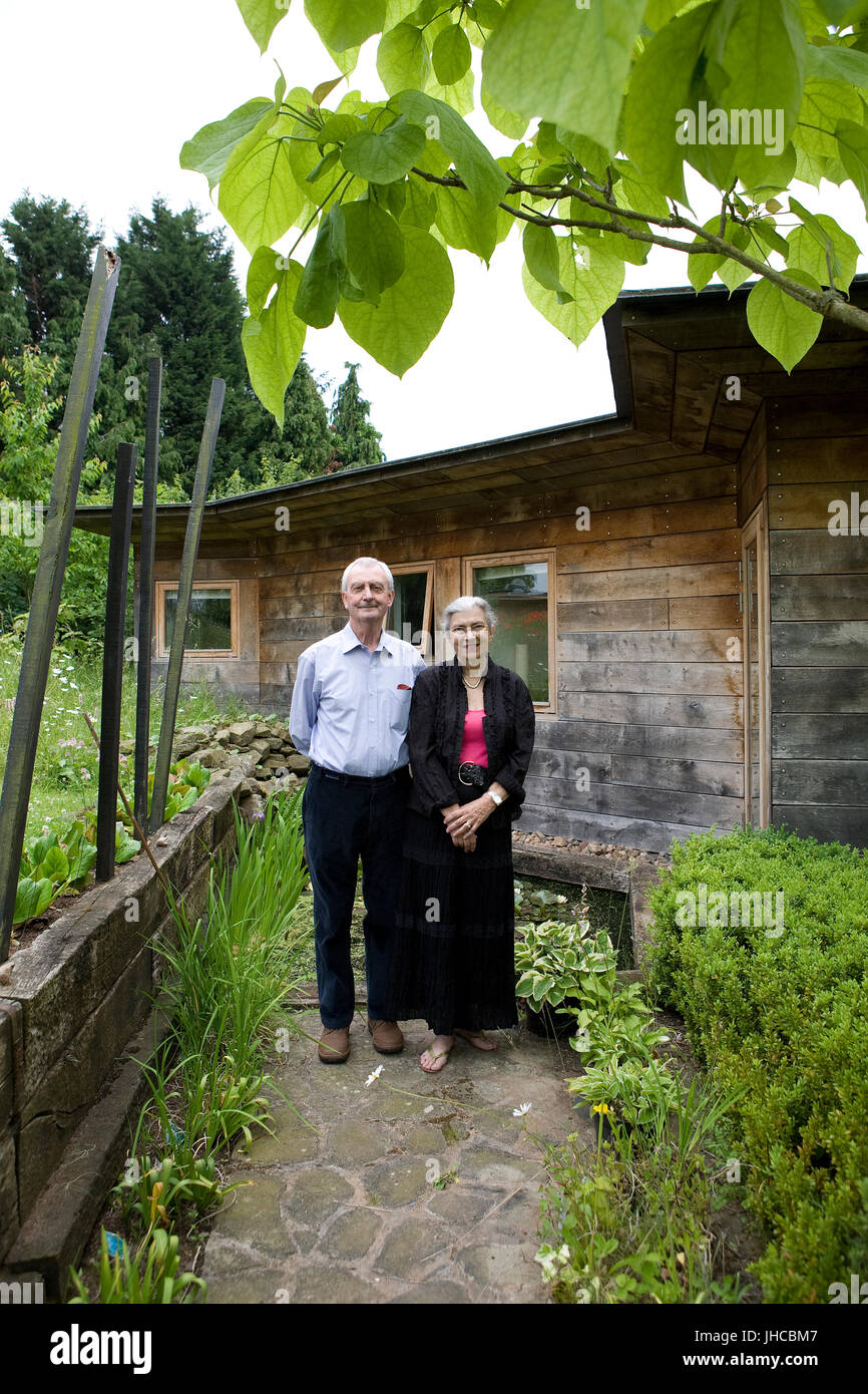 Immagine mostra Bill e Rosie Marshall in 2011 a casa loro Cobtun, Worcester una pannocchia cabina eco costruito nel 2001 da Birmingham Architetti Associati in 2 Foto Stock