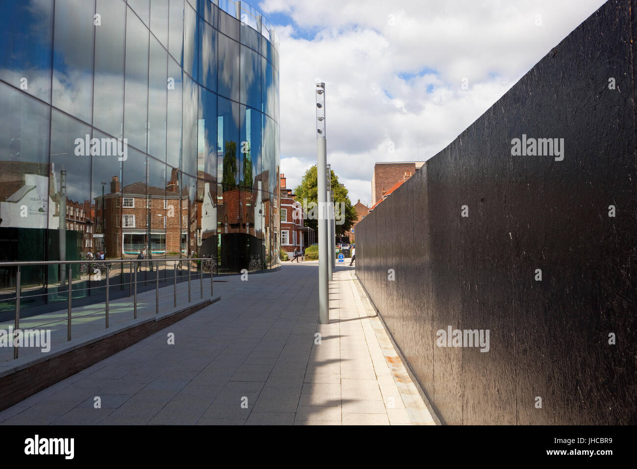 Gli antichi edifici riflessa nel vetro di un moderno blocco di ufficio nella storica città di York Foto Stock