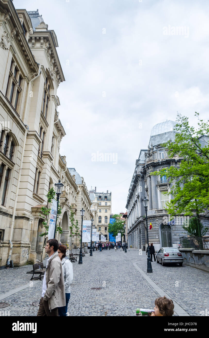 Bucarest, Romania - 25 Maggio 2014: le strade con antichi edifici d'epoca da Victoria Avenue (Calea Victoriei), la vecchia città (Centrul vechi), Labbra Foto Stock