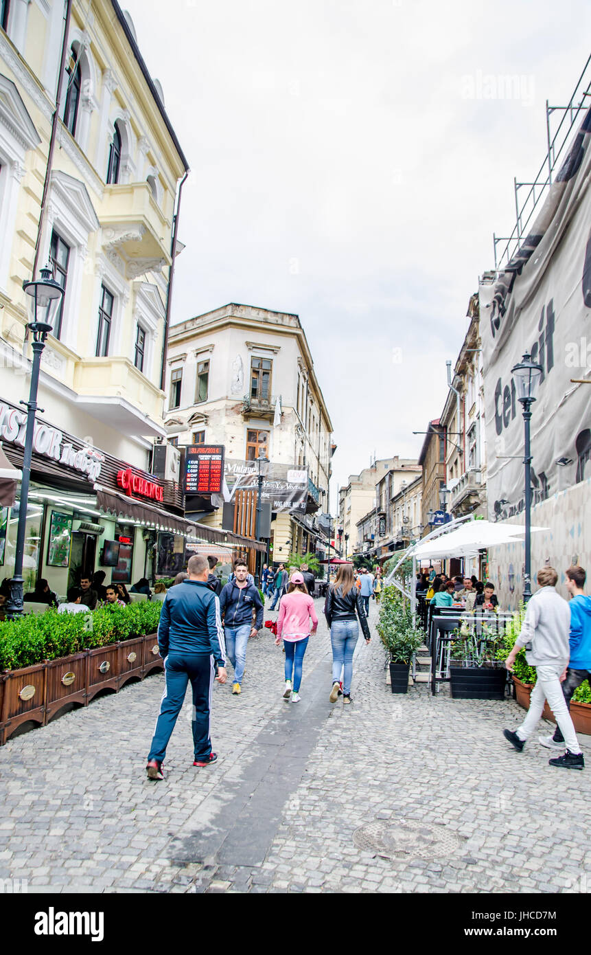 Bucarest, Romania - 25 Maggio 2014: le strade con antichi edifici d'epoca da Victoria Avenue (Calea Victoriei), la vecchia città (Centrul vechi), Labbra Foto Stock
