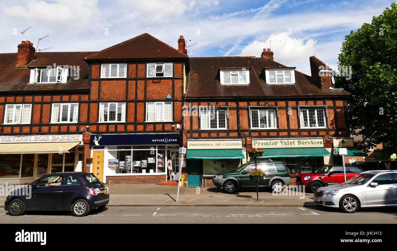 Sfilata di negozi nel villaggio di Theydon Bois, Essex Foto Stock