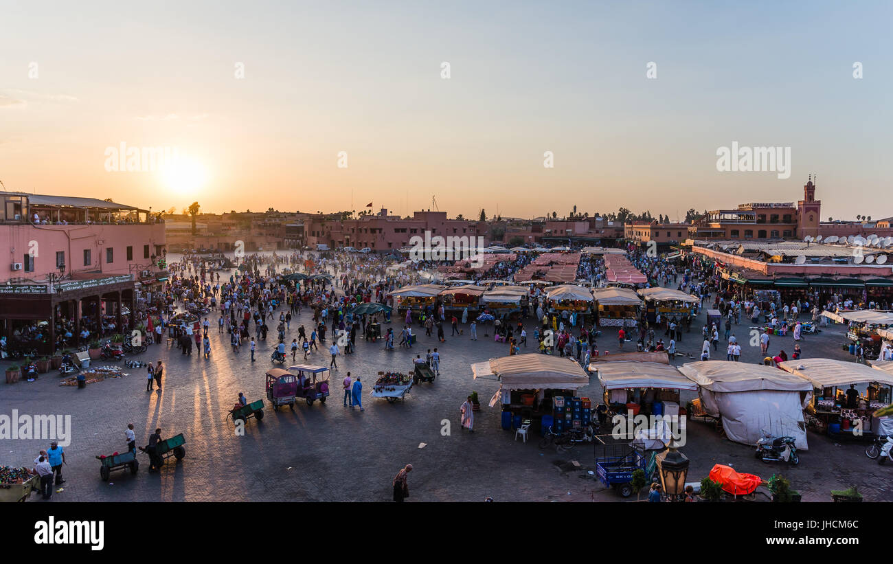 Marrakech, Marocco - Circa nel settembre 2015 - Alba marrakechs centrale di piazza Djemaa el Fna Foto Stock