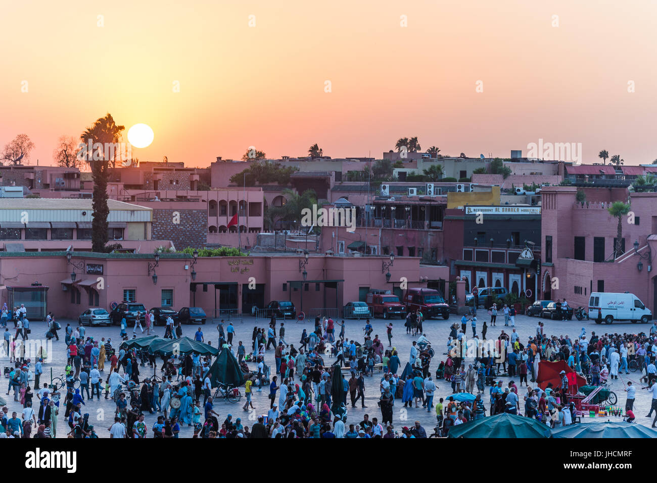 Marrakech, Marocco - Circa nel settembre 2015 - Alba marrakechs centrale di piazza Djemaa el Fna Foto Stock