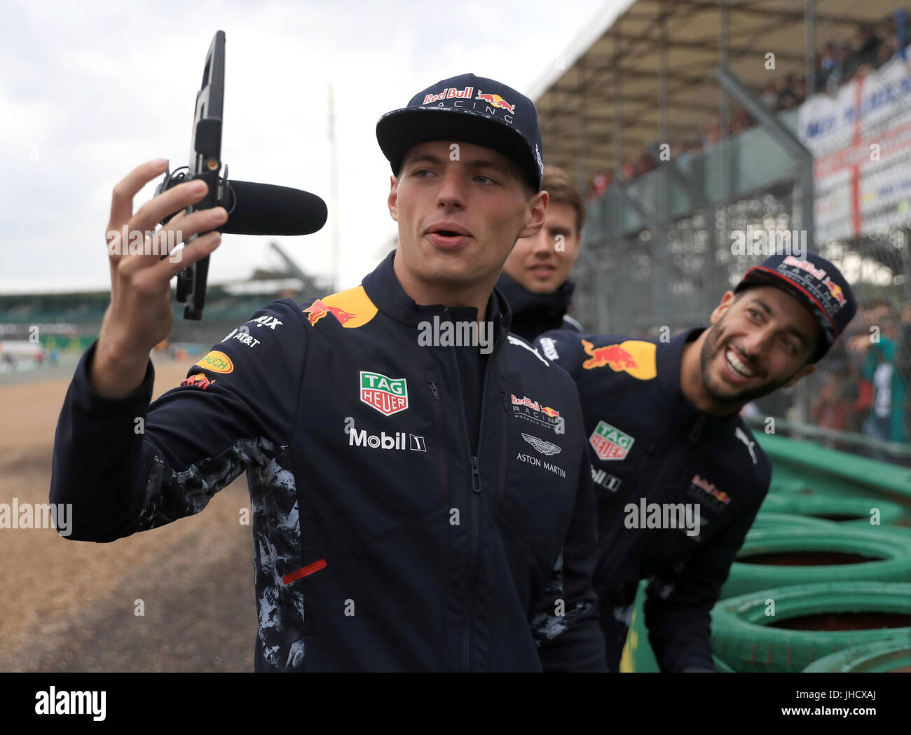 La Red Bull di Max Verstappen e Daniel Ricciardo (a destra) durante il paddock giorno del 2017 British Grand Prix sul circuito di Silverstone, Towcester. Foto Stock