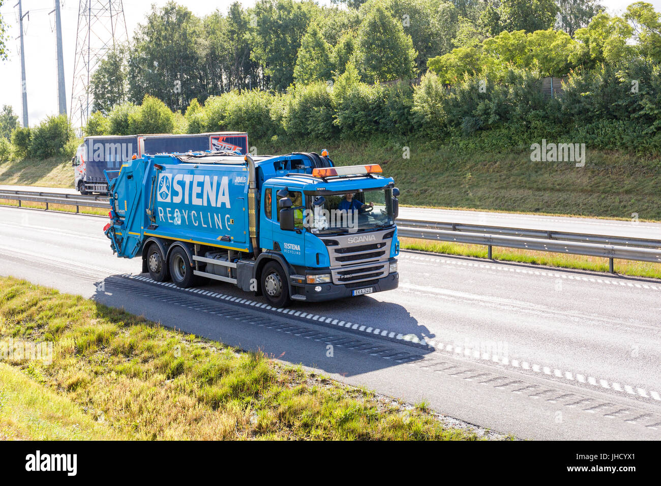 Blue Stena riciclaggio immondizia camion / camion dei rifiuti / dustcart guida su autostrada modello di rilascio: No. Proprietà di rilascio: No. Foto Stock