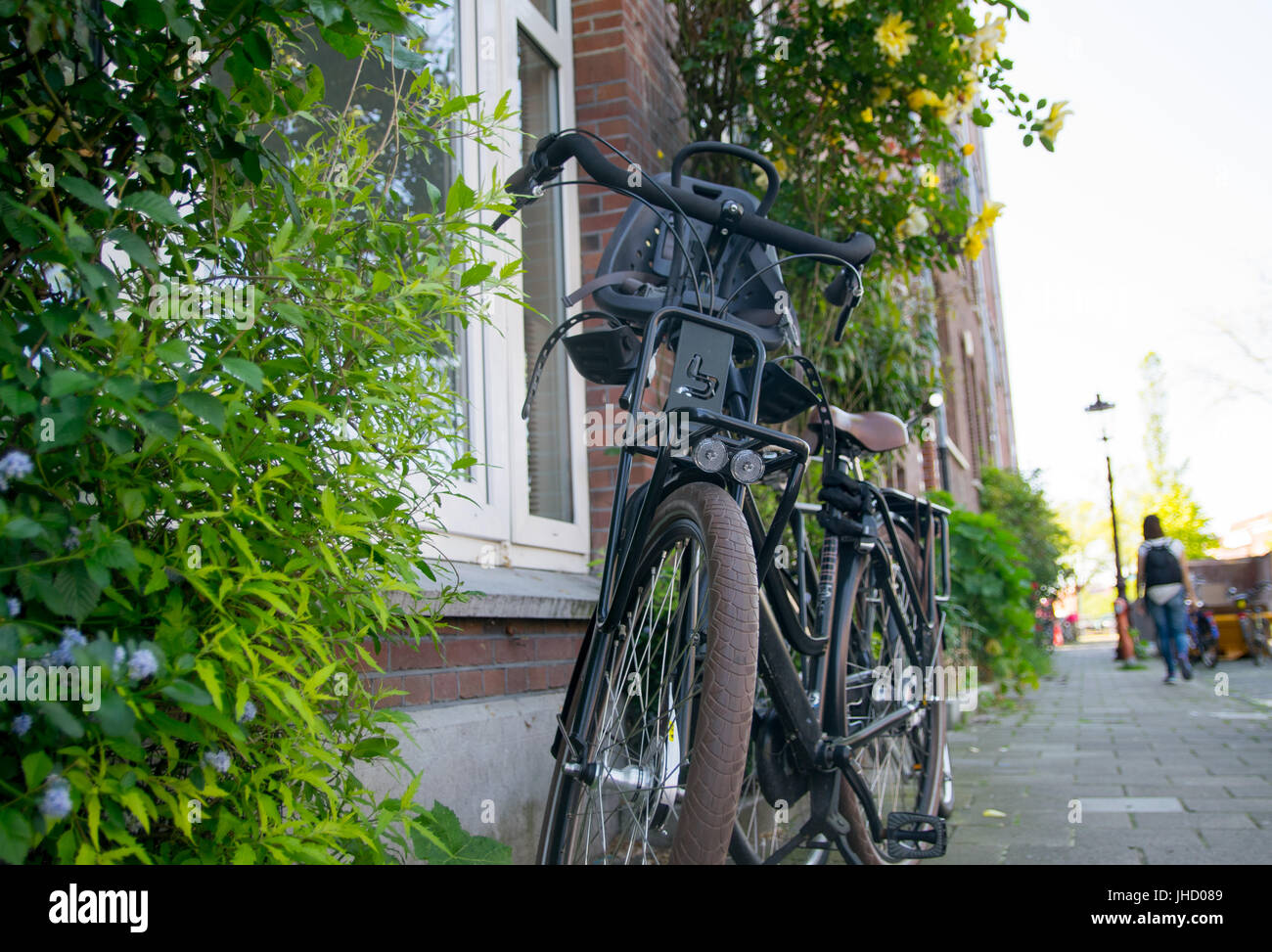 In stile retrò bicicletta. Borgo di campagna nei Paesi Bassi Foto Stock