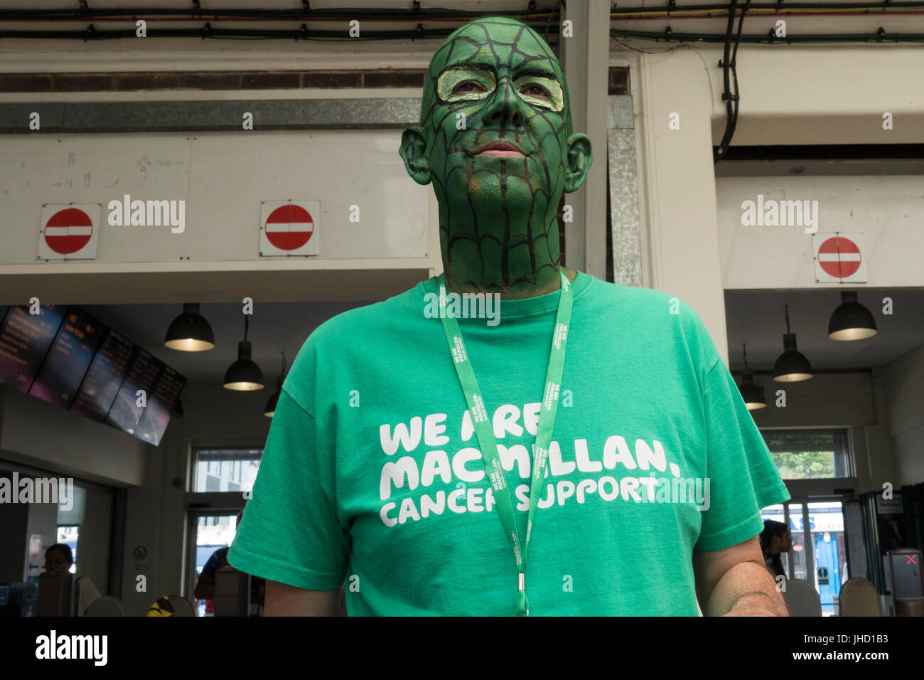 Uomo vestito da spiderman raccolta fondi per Macmillan Cancer Support Foto Stock