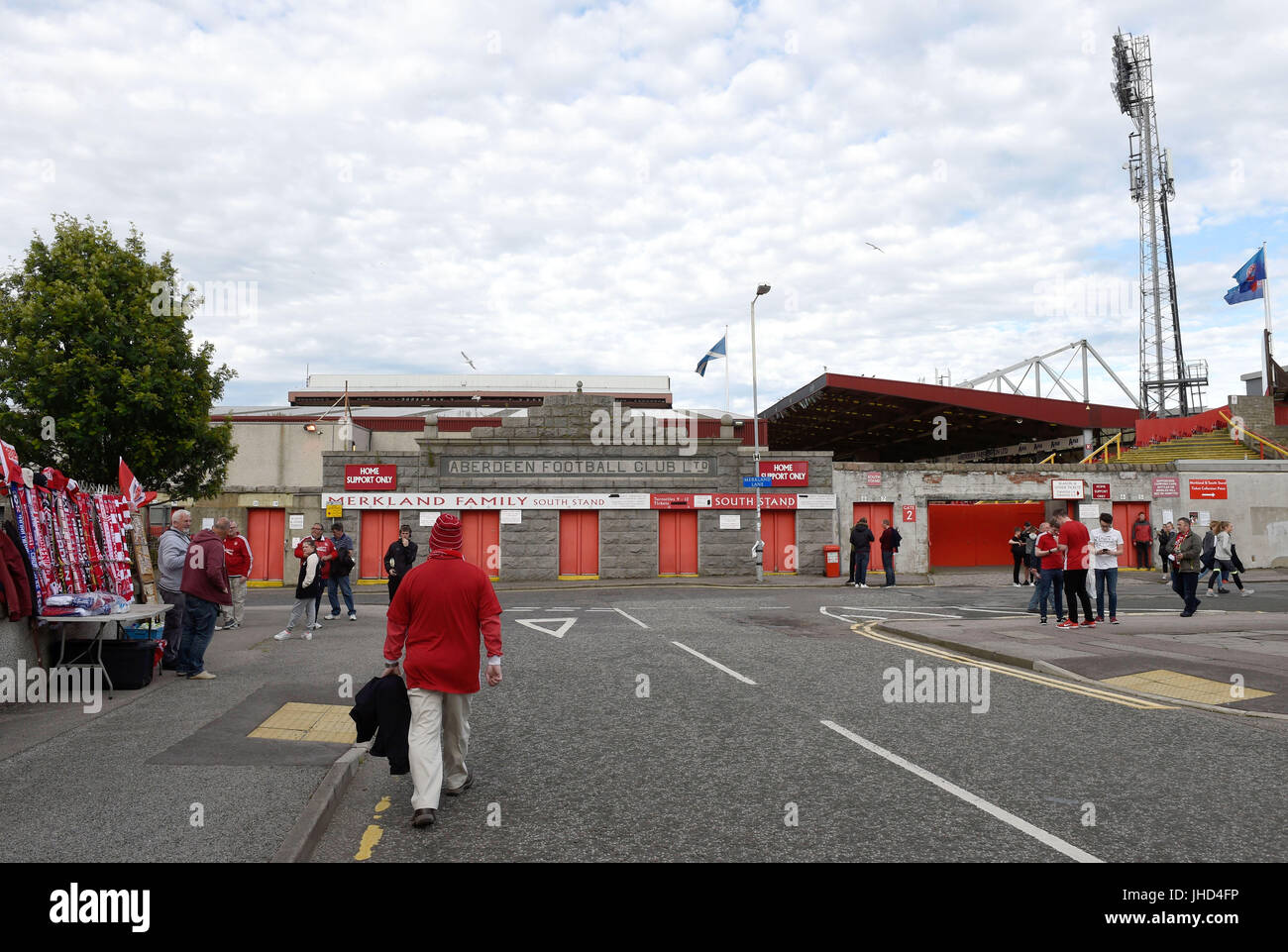 I tifosi arrivano al secondo turno di qualificazione della UEFA Europa League, prima partita al Pittodrie Stadium di Aberdeen. PREMERE ASSOCIAZIONE foto. Data foto: Giovedì 13 luglio 2017. Guarda la storia della Pennsylvania Soccer Aberdeen. Il credito fotografico deve essere: Ian Rutherford/PA Wire Foto Stock