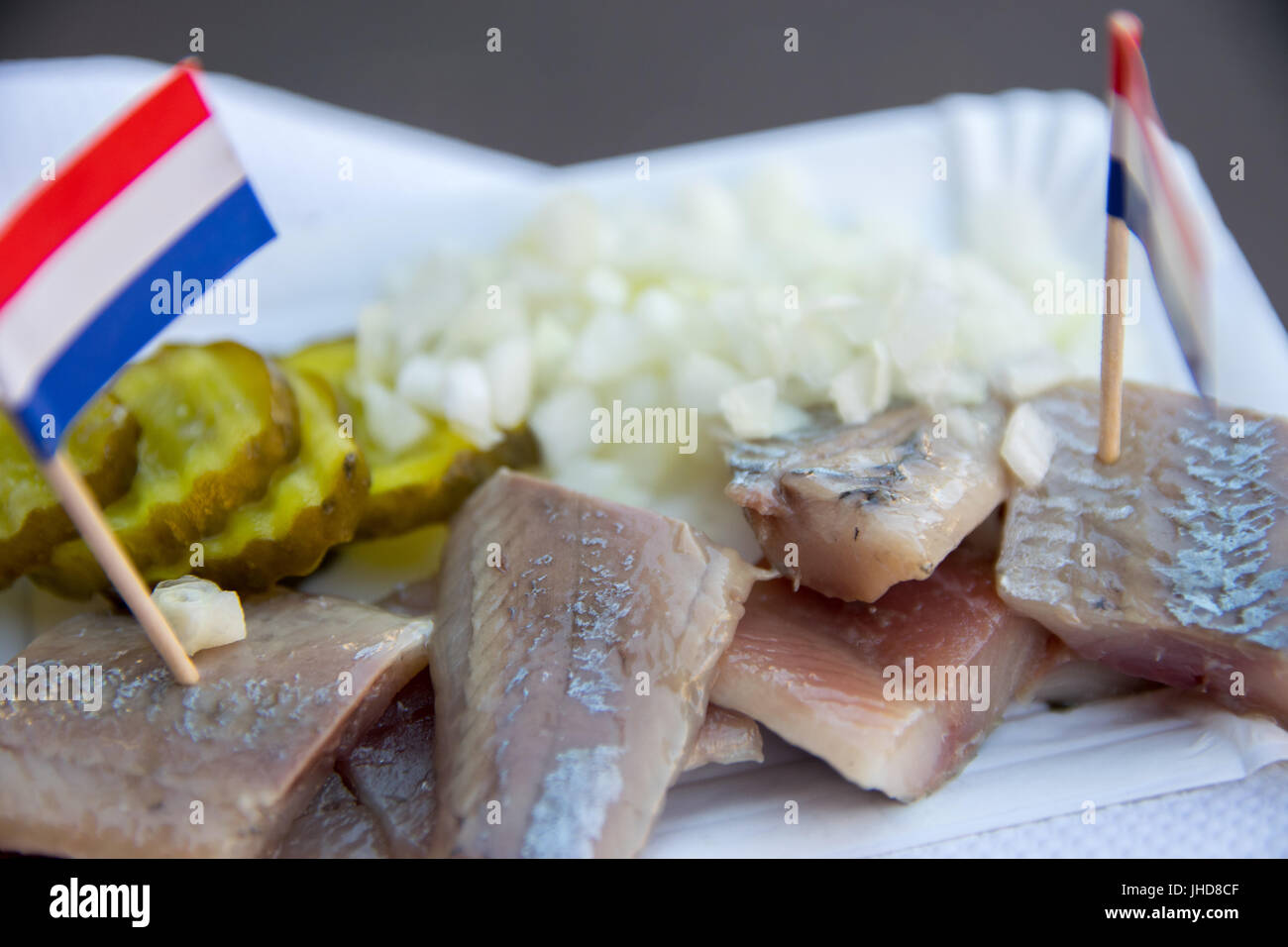 Broodje haring un olandese tradizionale snack, sandwich di frutti di mare con le aringhe, cipolle e cetriolo sottaceto. Foto Stock