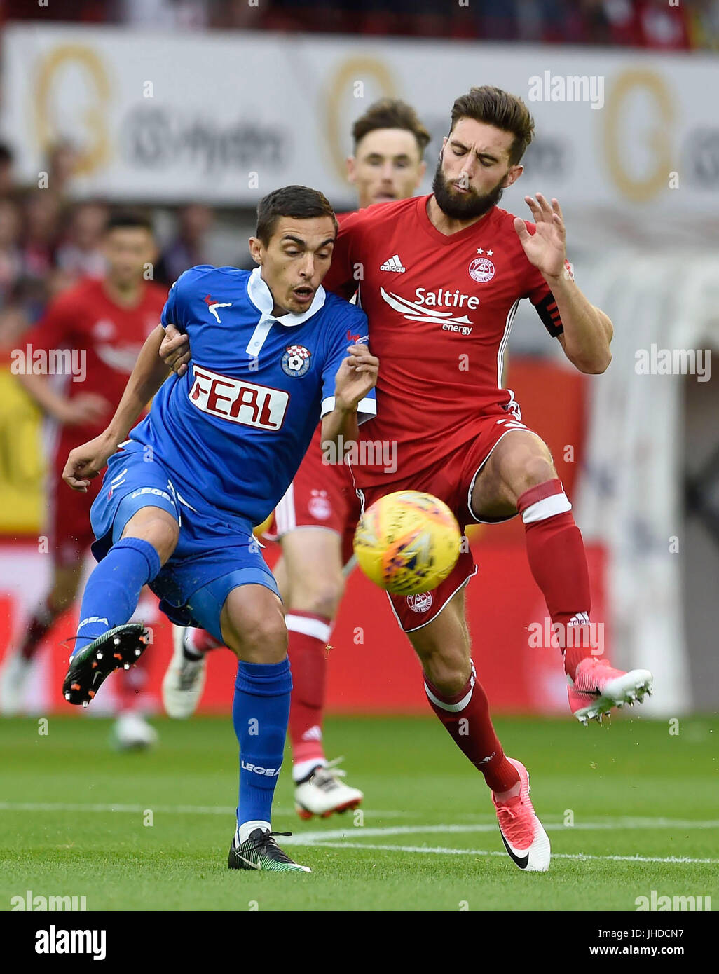 Graeme Shinnie di Aberdeen (a destra) e Luka Begonja di Siroki Brijeg combattono per la palla durante il secondo turno di qualificazione della UEFA Europa League, prima partita al Pittodrie Stadium di Aberdeen. PREMERE ASSOCIAZIONE foto. Data foto: Giovedì 13 luglio 2017. Guarda la storia della Pennsylvania Soccer Aberdeen. Il credito fotografico deve essere: Ian Rutherford/PA Wire Foto Stock