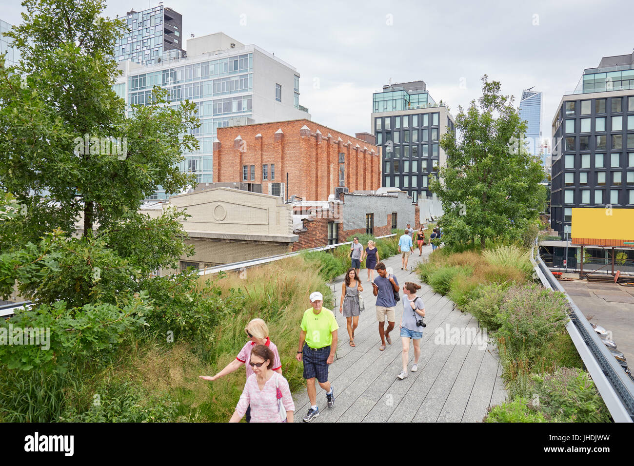 NEW YORK - 9 Settembre: Cittadini e turisti a piedi sulla linea alta in un giorno couldy il 9 settembre 2016 a New York. Questo è un elevato parco lineare Foto Stock