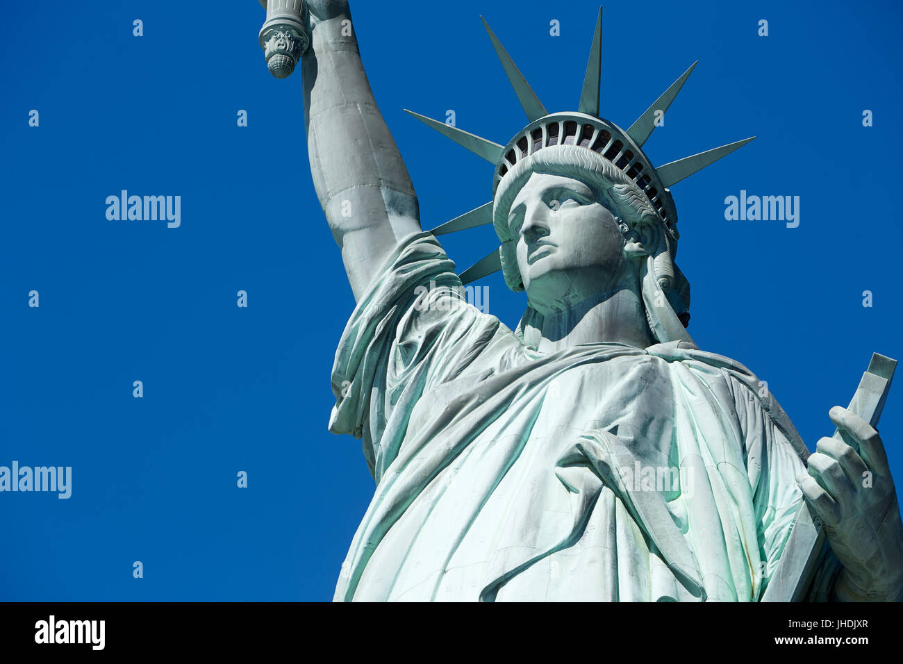 Statua della Libertà dettaglio orizzontale in una giornata di sole e cielo blu in New York Foto Stock