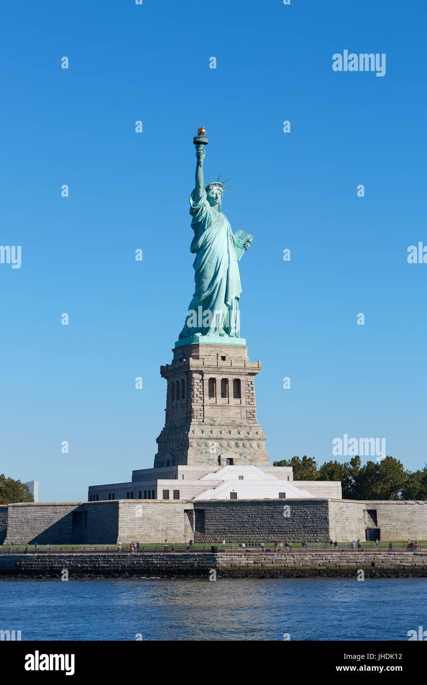 La Statua della Libertà e il Liberty Island in una giornata di sole e cielo blu in New York Foto Stock