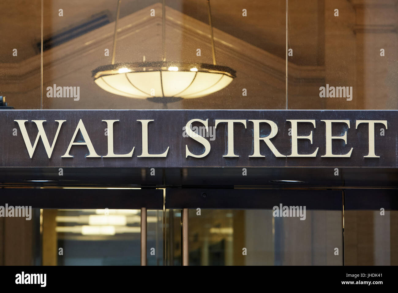 NEW YORK - 8 settembre: Wall Street golden lettere segno a edificio ingresso vicino a Stock Exchange Financial District di New York il 8 settembre 2016. Foto Stock