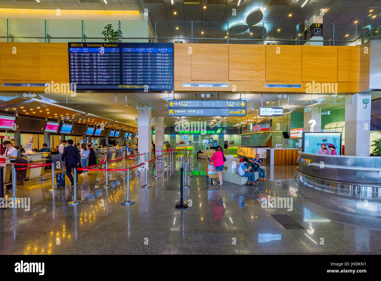 TAIPEI, Taiwan - 09 giugno: Questi sono i banchi di check-in presso l'entrata dell'Aeroporto Songshan un aeroporto vicino al downtown area il 09 giugno 2017 in Foto Stock