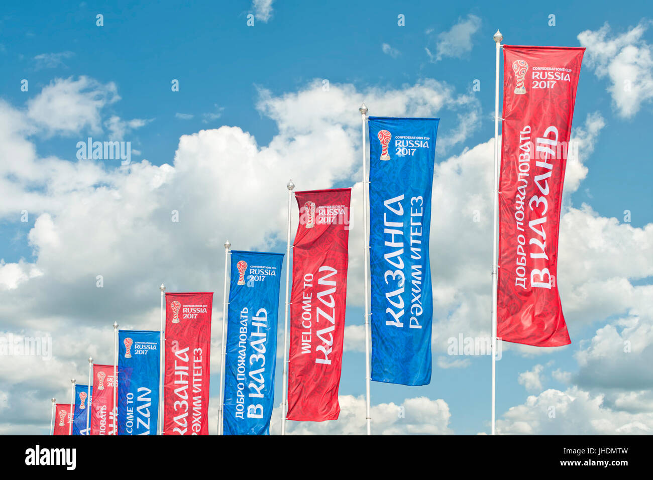 Kazan, Russia - 18 June, 2017: bandiere accogliente nei pressi di kazan stadio arena hosting 2017 FIFA Confederations Cup Foto Stock