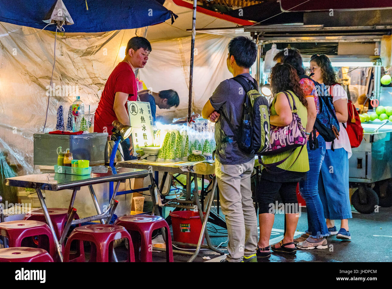 TAIPEI, Taiwan - 19 giugno: questa è una scena notturna di un venditore ambulante di Raohe Street, il mercato notturno. Questi tipi di fornitori sono molto popolari con loca Foto Stock