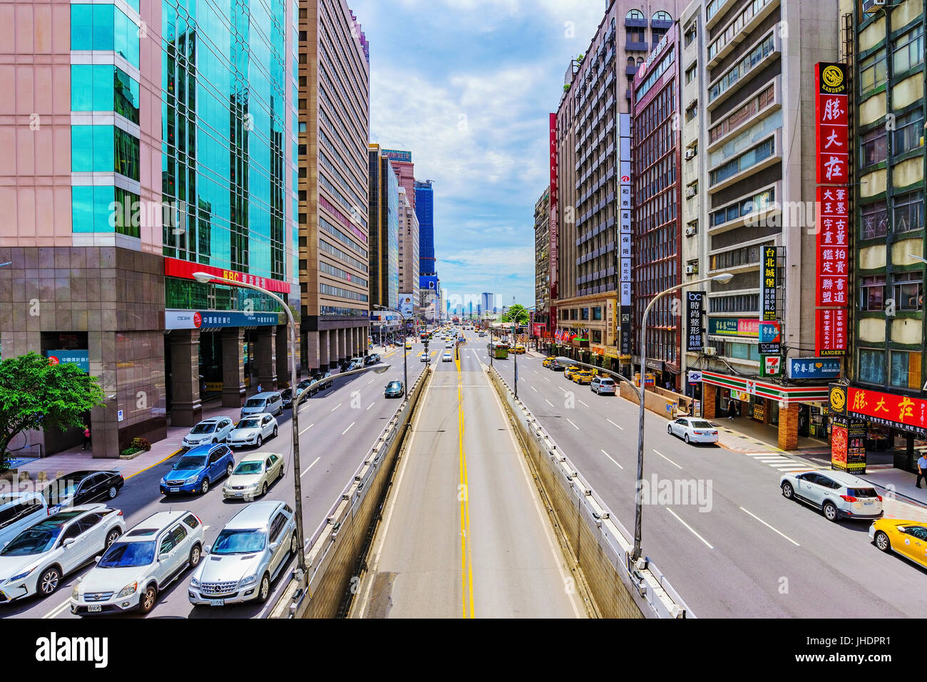 TAIPEI, Taiwan - 20 giugno: questa è una strada della città con alti edifici adibiti ad uffici in centro vicino alla stazione principale di Taipei il 20 giugno 2017 in Taipei Foto Stock