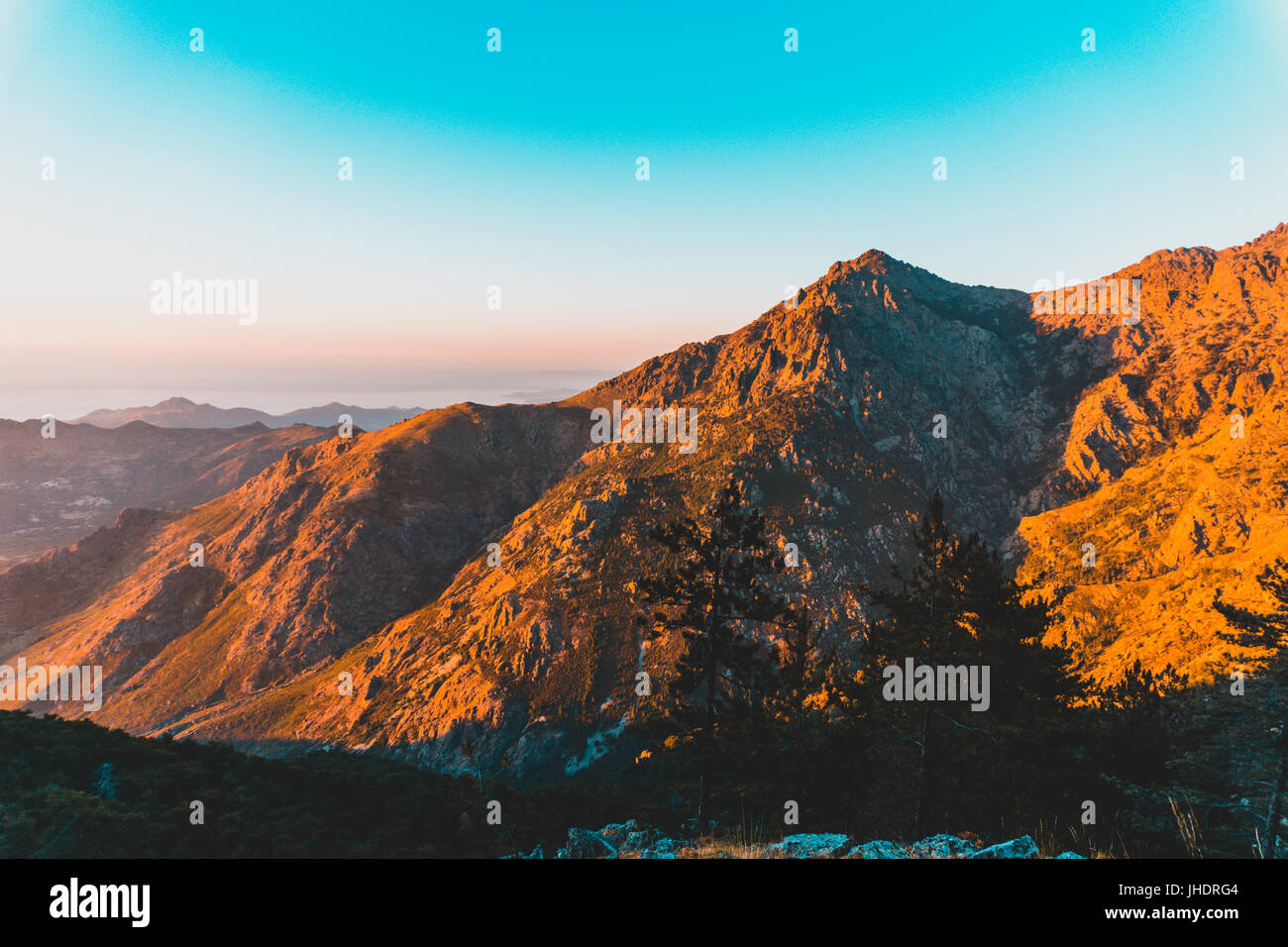 Sunrise in scena la montagna in Corsica, Francia. Il panorama su GR20 trail. Foto Stock