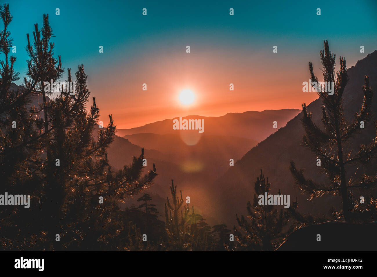 Sunrise in scena la montagna in Corsica, Francia. Il panorama su GR20 trail. Foto Stock