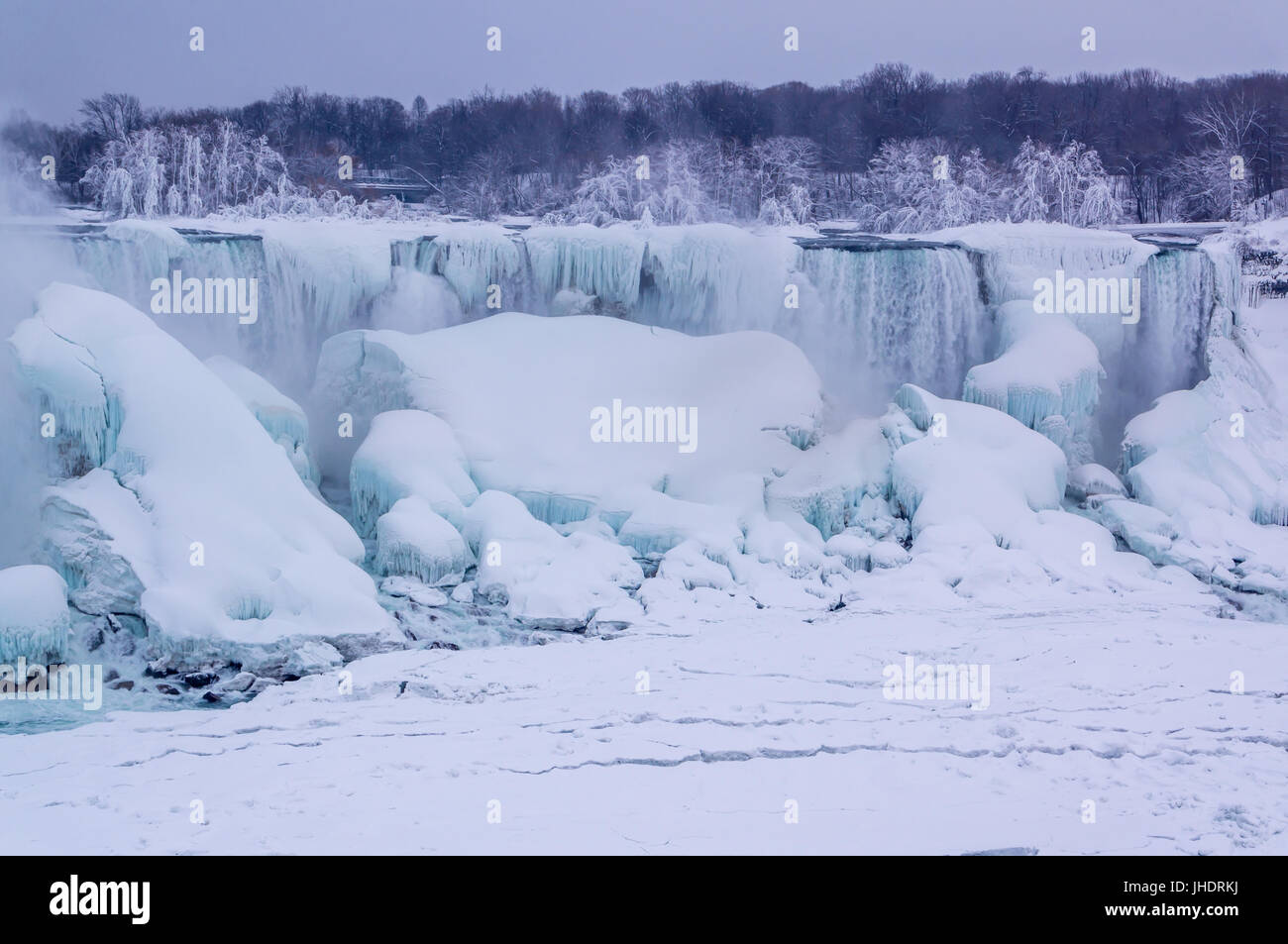 Cascate del Niagara in inverno, American Falls coperta da ghiaccio e neve. Foto Stock