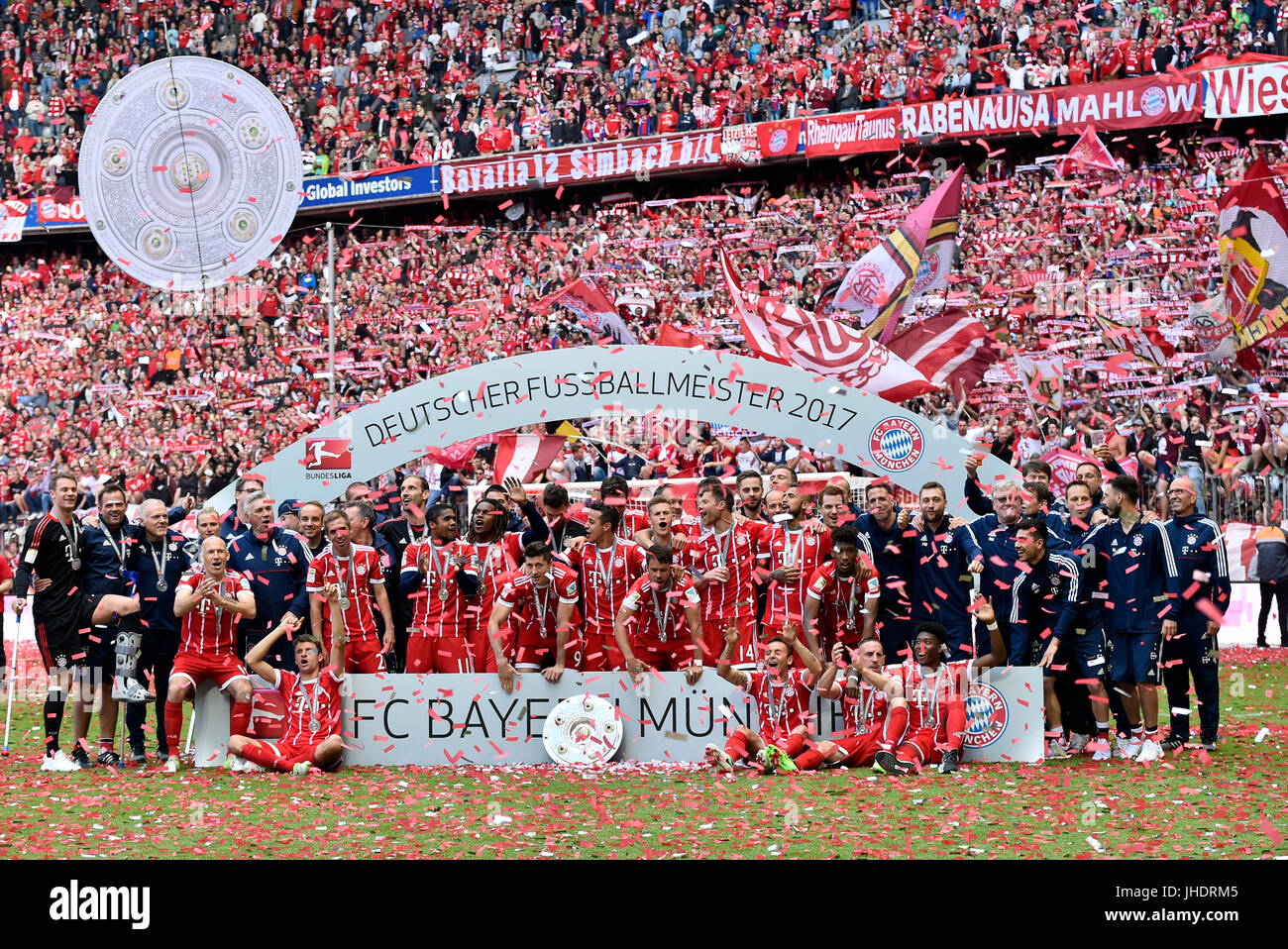 Squadra di calcio FC Bayern festeggia il titolo tedesco di calcio campionato, stadio Allianz Arena di Monaco di Baviera, Germania Foto Stock