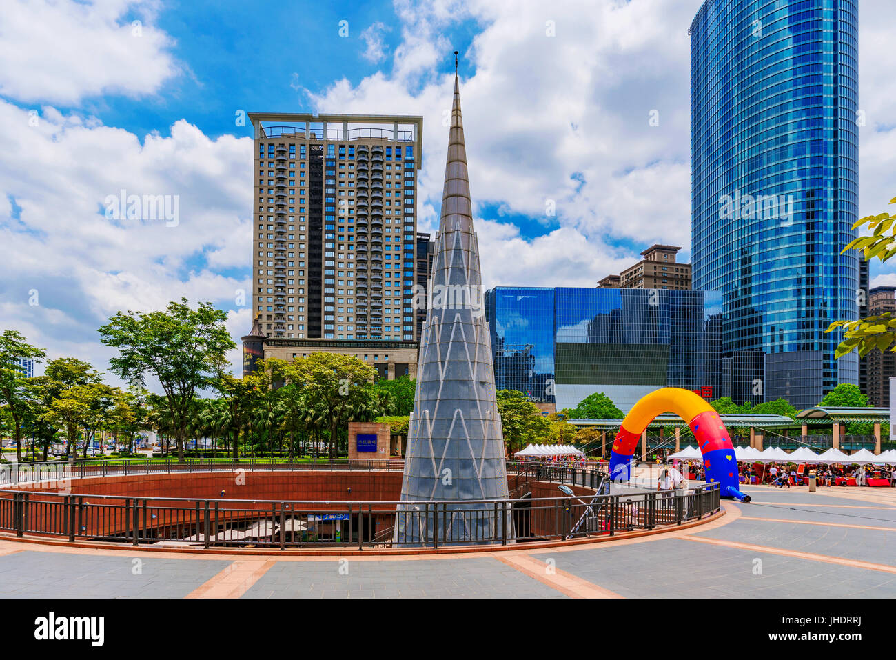 TAIPEI, Taiwan - 24 giugno: questa è una vista della piazza cittadina uno spazio pubblico in cui gli eventi sono organizzati e molti downtown edifici per uffici può essere visto in giugno Foto Stock