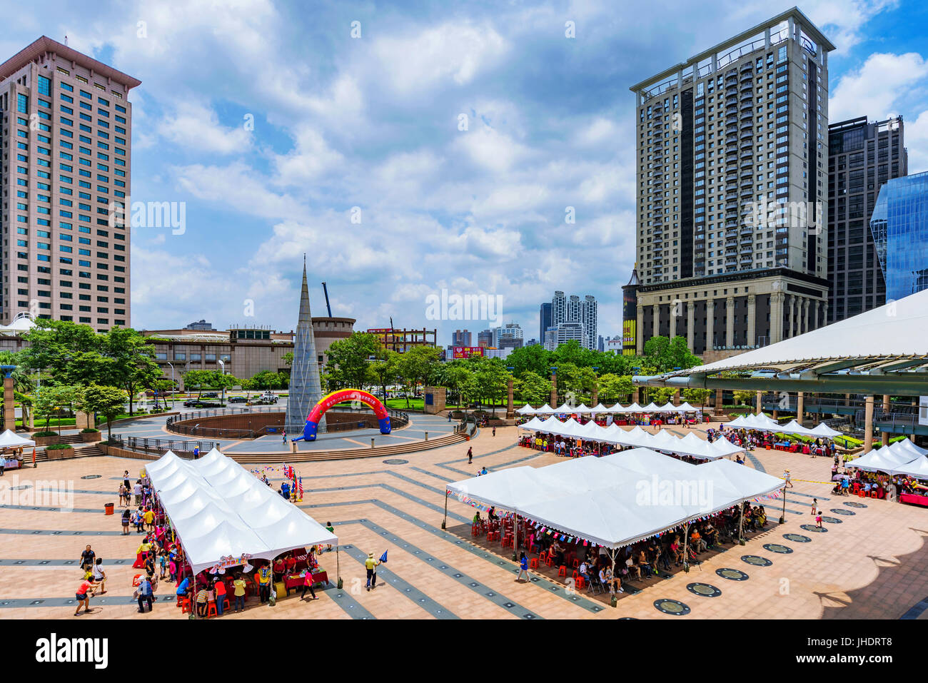 TAIPEI, Taiwan - 24 giugno: questa è una vista della piazza cittadina uno spazio pubblico in cui gli eventi sono organizzati e molti downtown edifici per uffici può essere visto in giugno Foto Stock