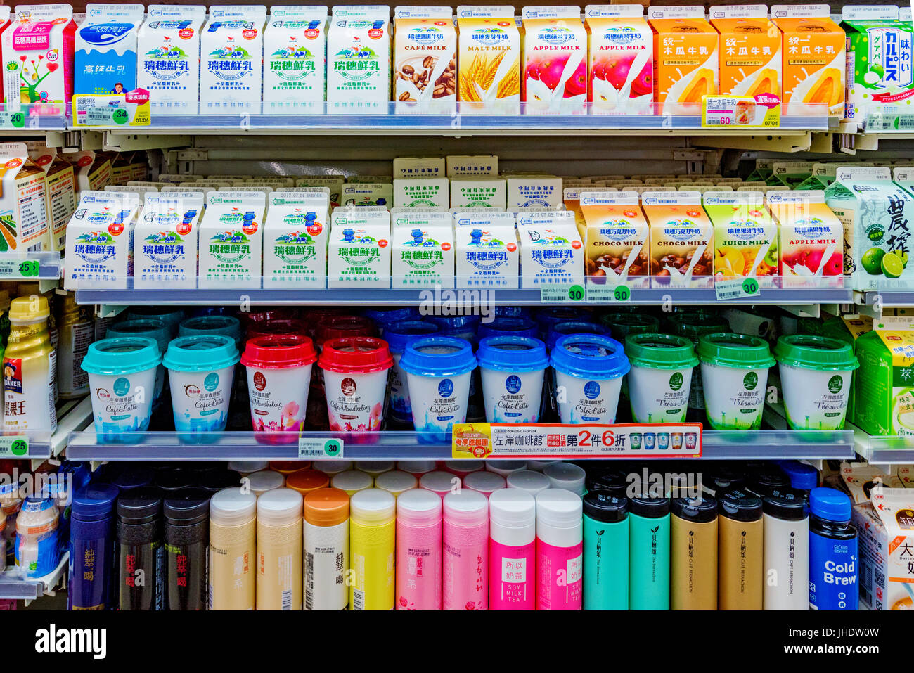 TAIPEI, Taiwan - 26 giugno: si tratta di una varietà di bevande a base di latte bevande come un ghiaccio caffè e tè di latte che sono popolari in Taiwan in un 7-Eleven convenientemente Foto Stock