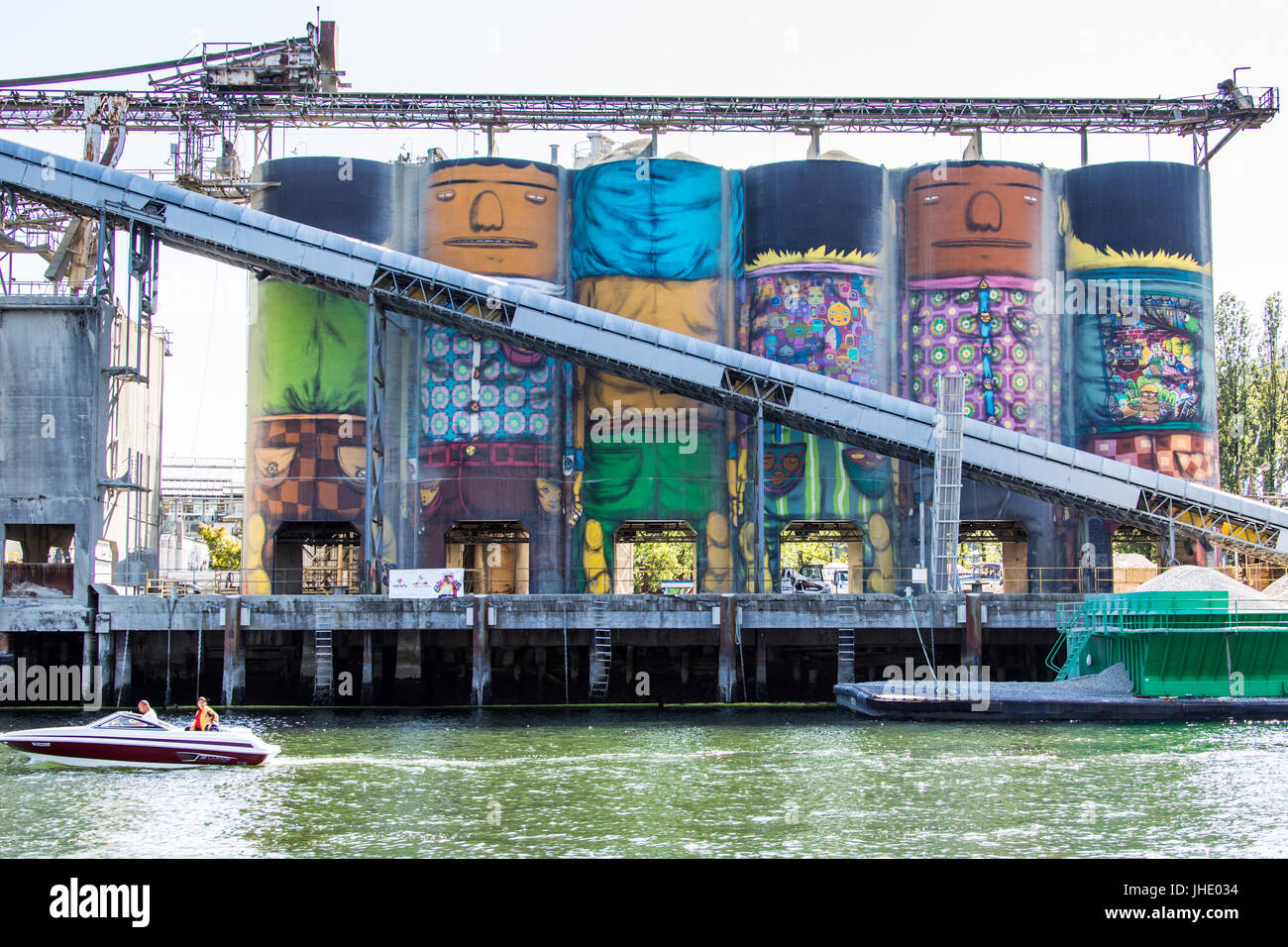 "Giganti", l'arte pubblica fatta da sili da parte di Os Gemeos, Granville Island, Vancouver, British Columbia, Canada Foto Stock