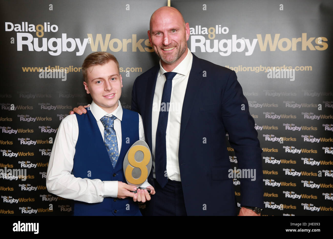 Solo uso editoriale Tommy Manna (sinistra) riceve il premio speciale alla carriera da Lawrence Dallaglio al Dallalglio RugbyWorks cerimonia annuale di premiazione, Londra. Foto Stock