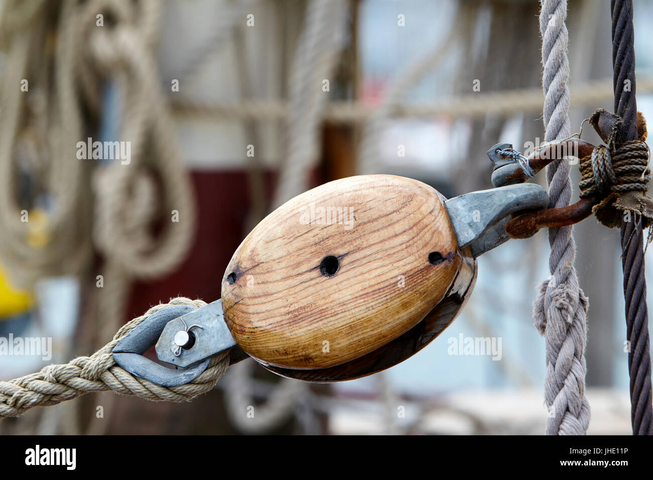 Il blocco di legno e affrontare la puleggia su una nave a vela Foto Stock