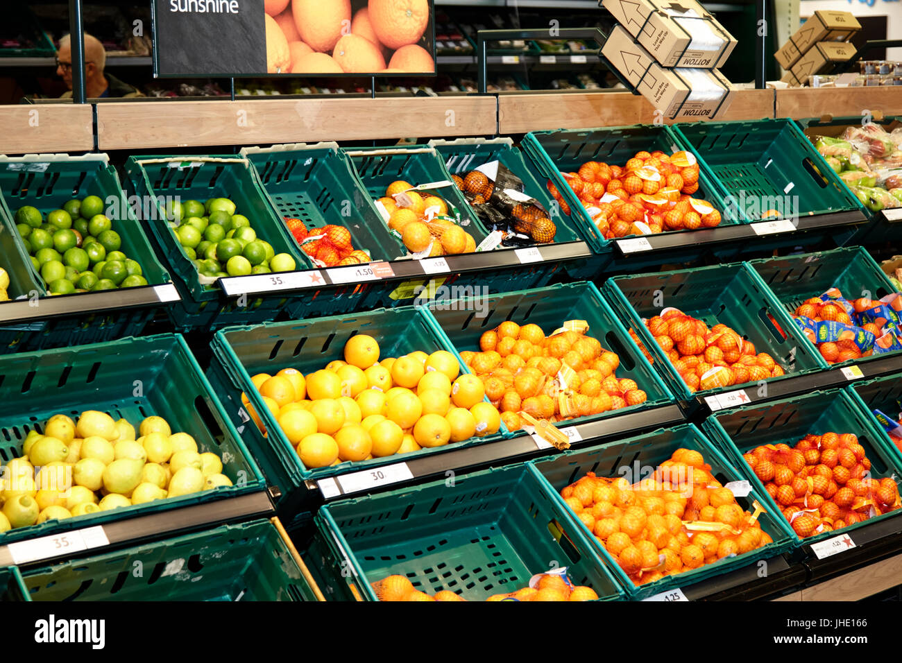 Agrumi freschi corsia in un regno unito il supermercato Tesco Foto Stock
