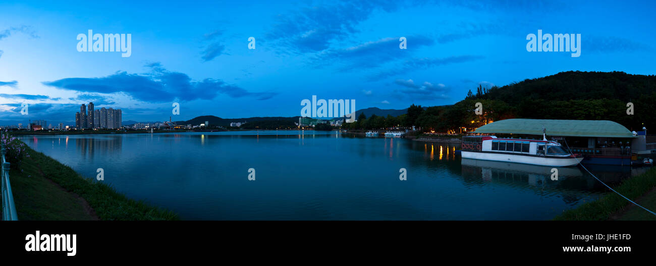 White barca sul lago del parco della città al tramonto a Daegu, Corea del Sud Foto Stock