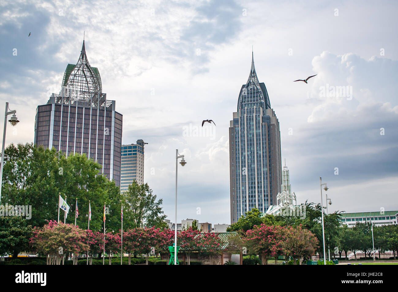 Luglio 2017, Mobile, AL: una vista del centro dello skyline di Mobile da Cooper Riverside Park lungo il Fiume Mobile. Foto Stock