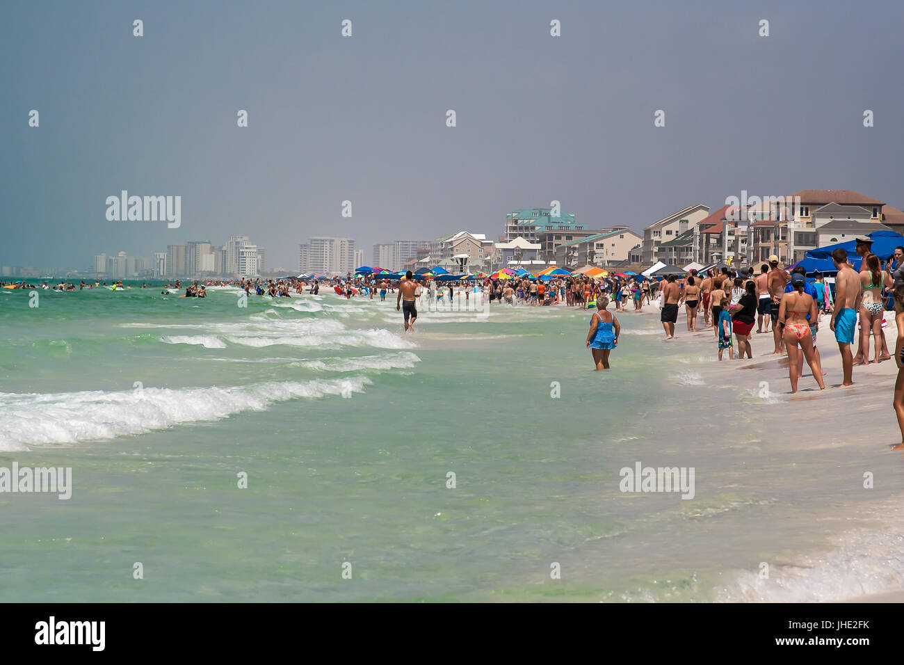 Luglio 2017, Destin, FL: Le persone sono sempre al di fuori dell'acqua a causa di un avvistamento di squalo. Foto Stock