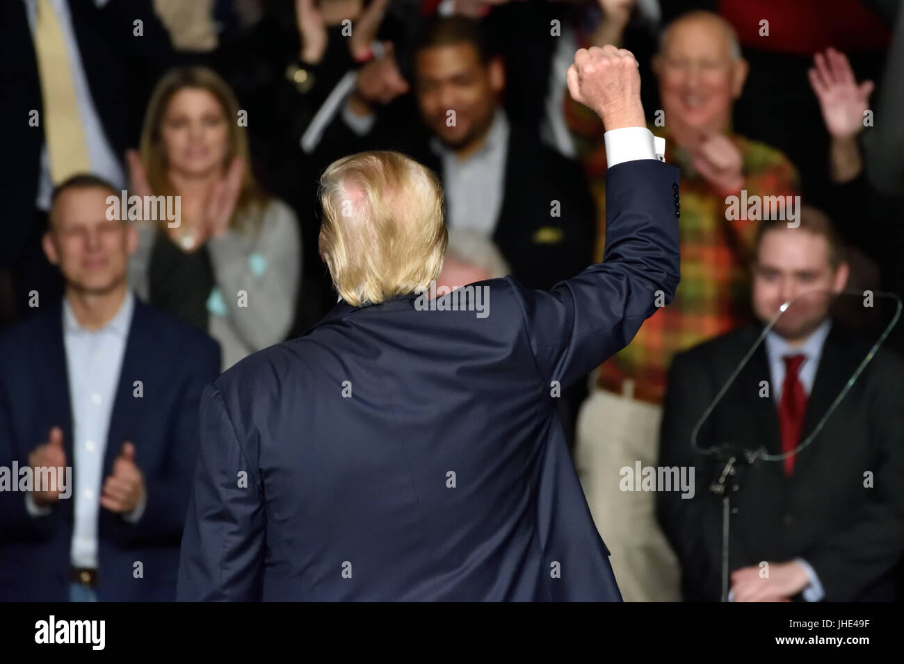 Donald Trump il presidente statunitense dà un pugno a pompa la folla con il suo dorso rivolto al pubblico durante una campagna rally al Centro Giant Foto Stock