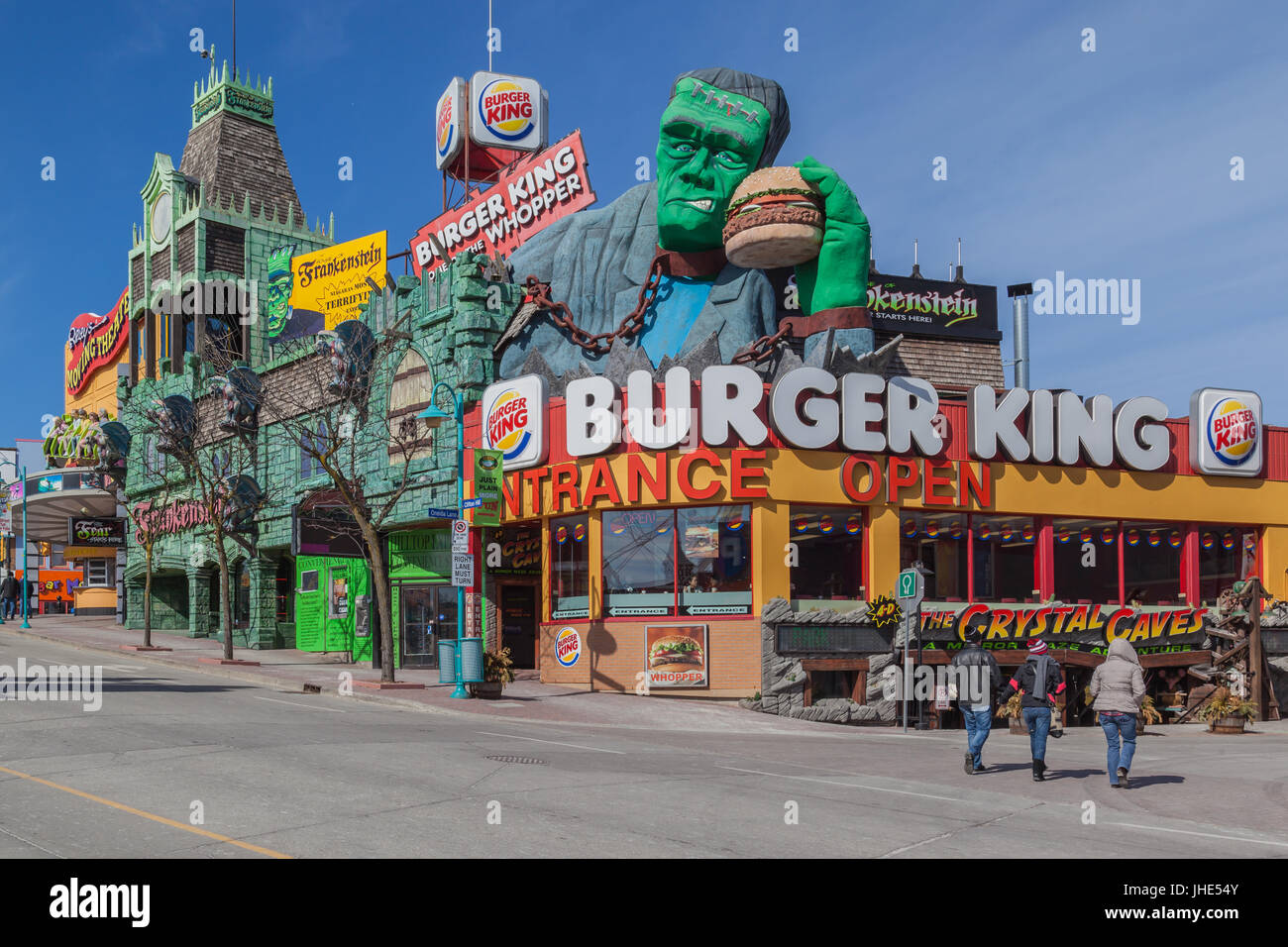 I turisti a piedi su Clifton Hill Street vicino a Burger King ristorante. Foto Stock