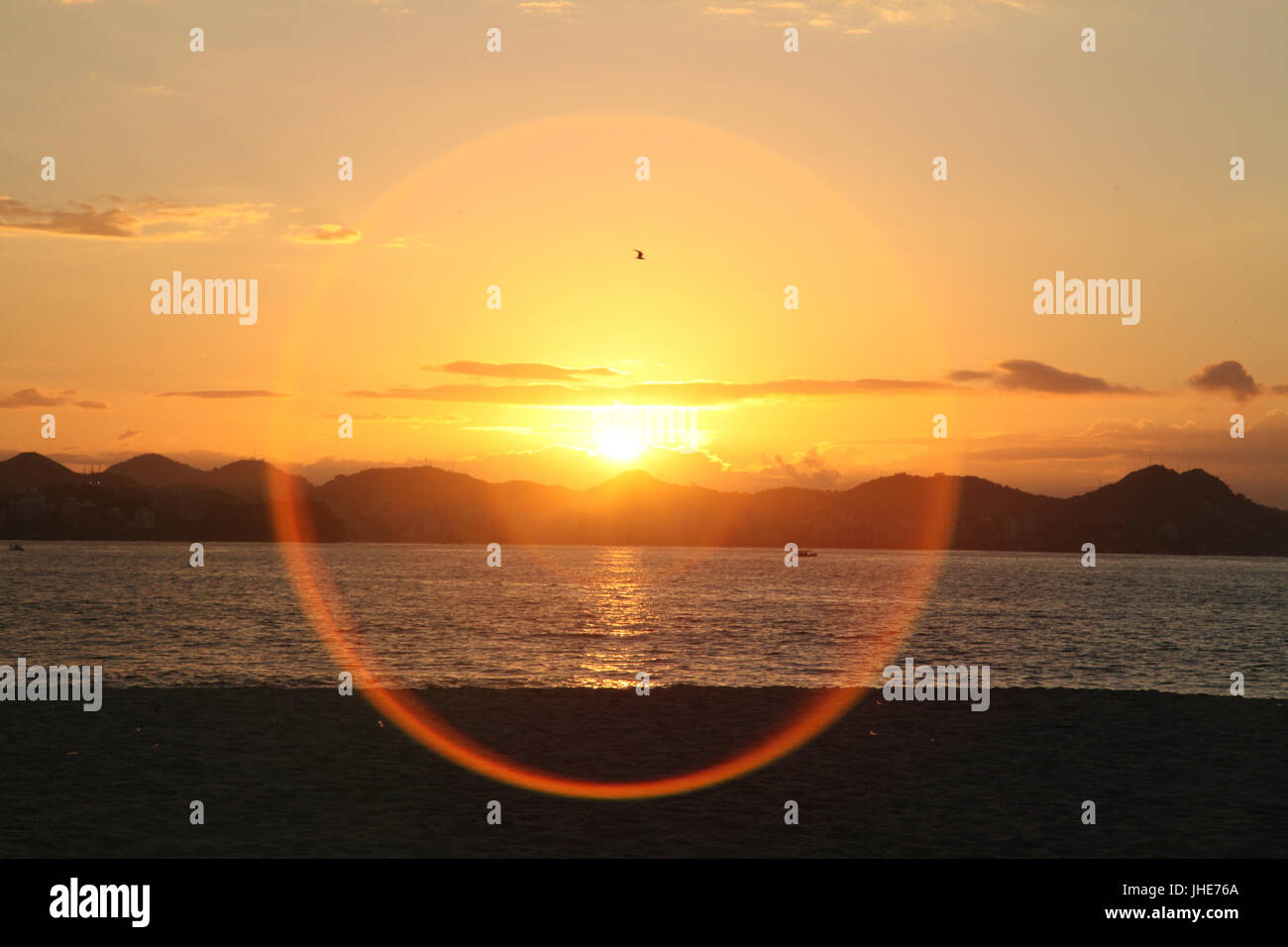 Spiaggia, mare, colline, Rio de Janeiro, Brasile. Foto Stock