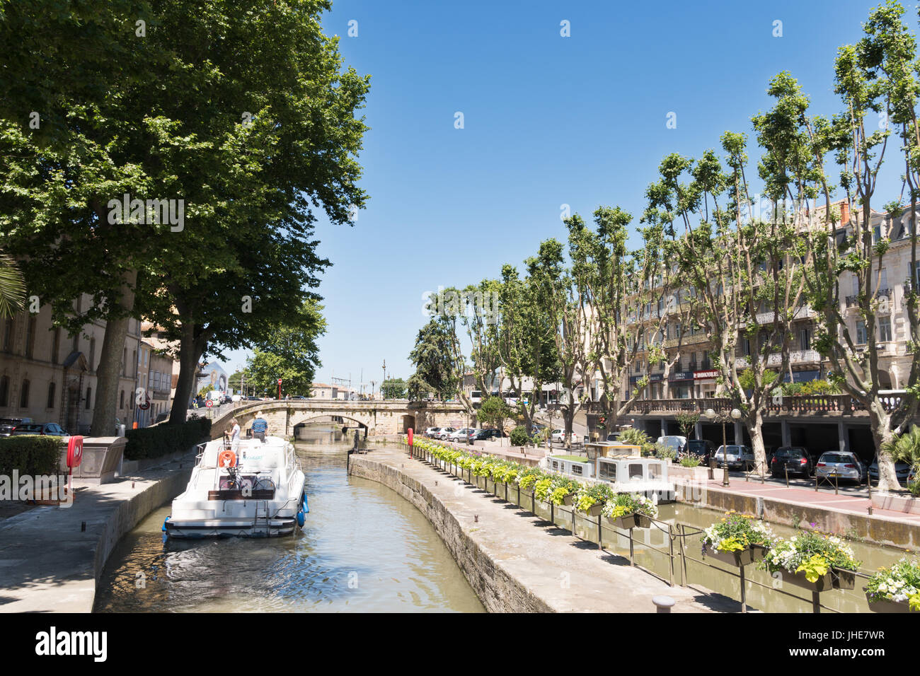 Barca sul canal de la Robine entro il Narbonne, Occitanie, Francia Foto Stock