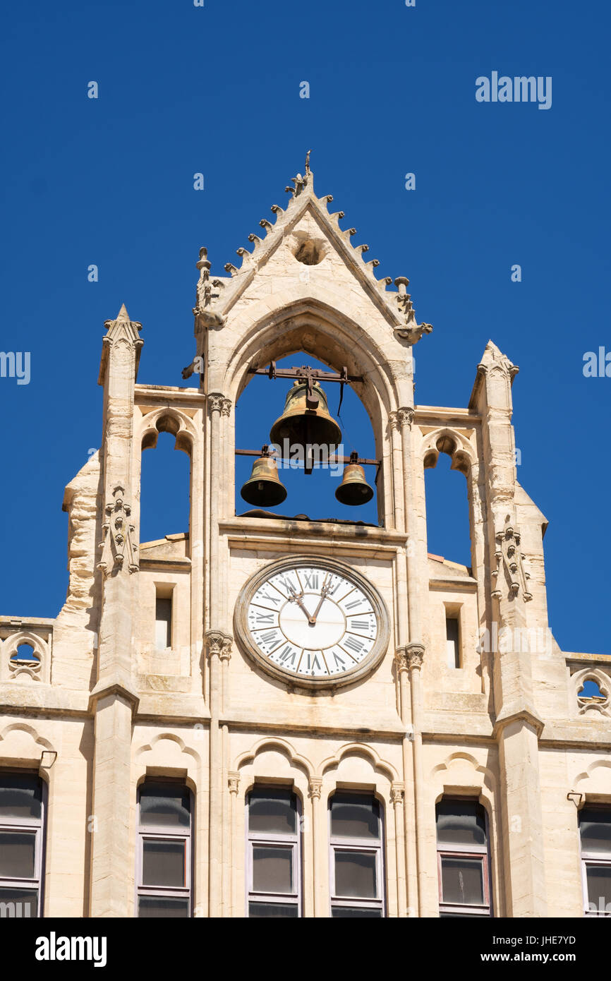 Orologio e torre campanaria sopra il Palazzo Arcivescovile, Narbonne, Occitanie, Francia Foto Stock